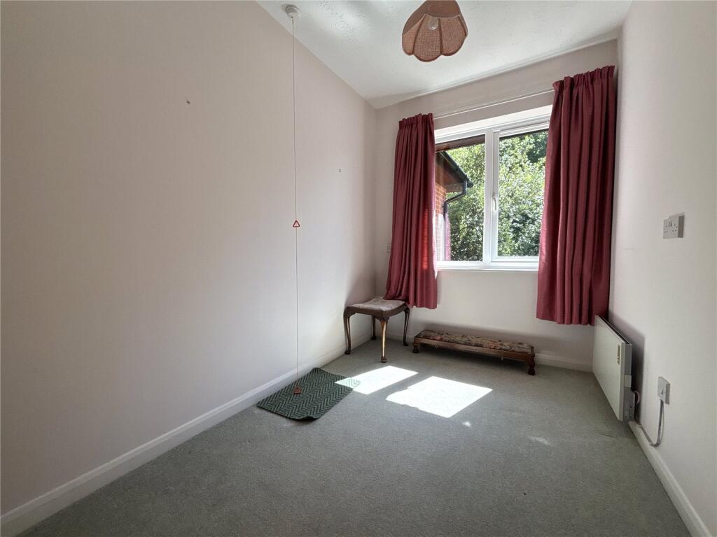 Berry Court, Hook, Hampshire, RG27 photo 4