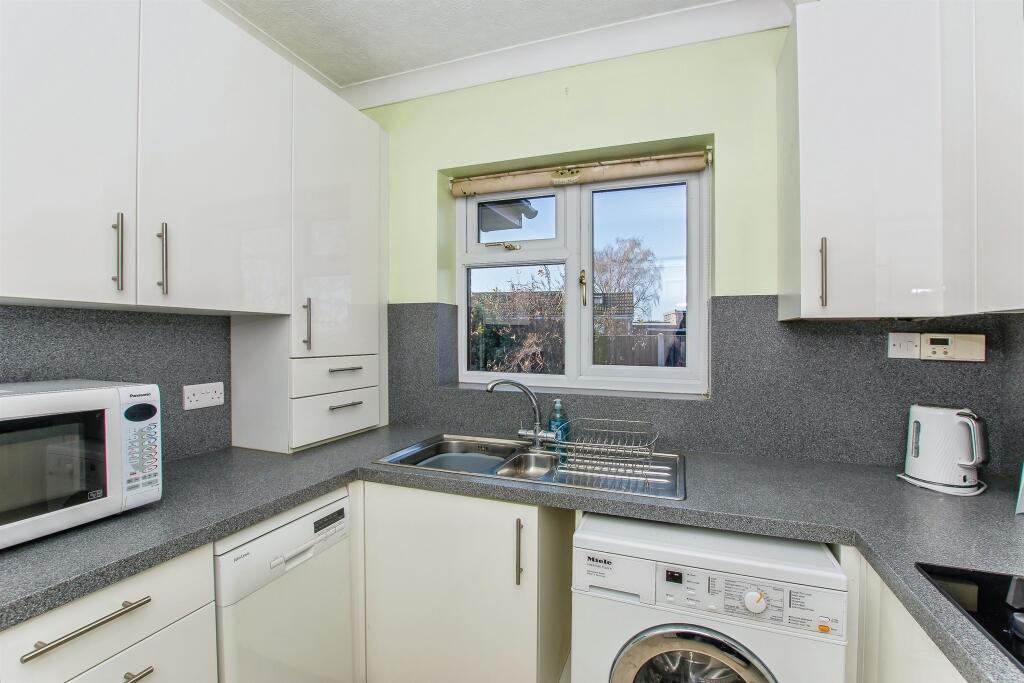 Woolcroft Close, Leverington, Wisbech photo 2