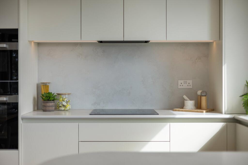 Apartment in Christchurch, Pokesdown, Bournemouth - View 5