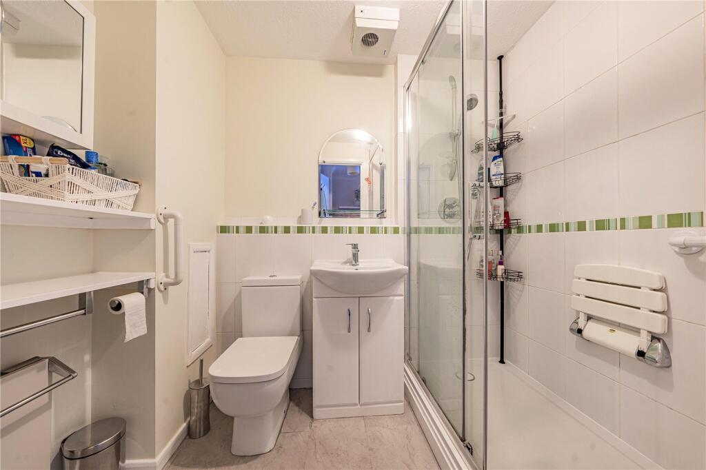 Apartment in London, New Malden - More