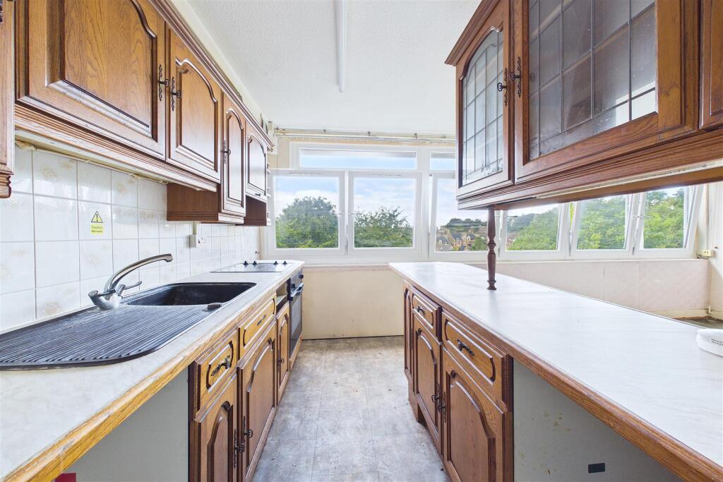Spacious flat in prime central Clevedon photo 4