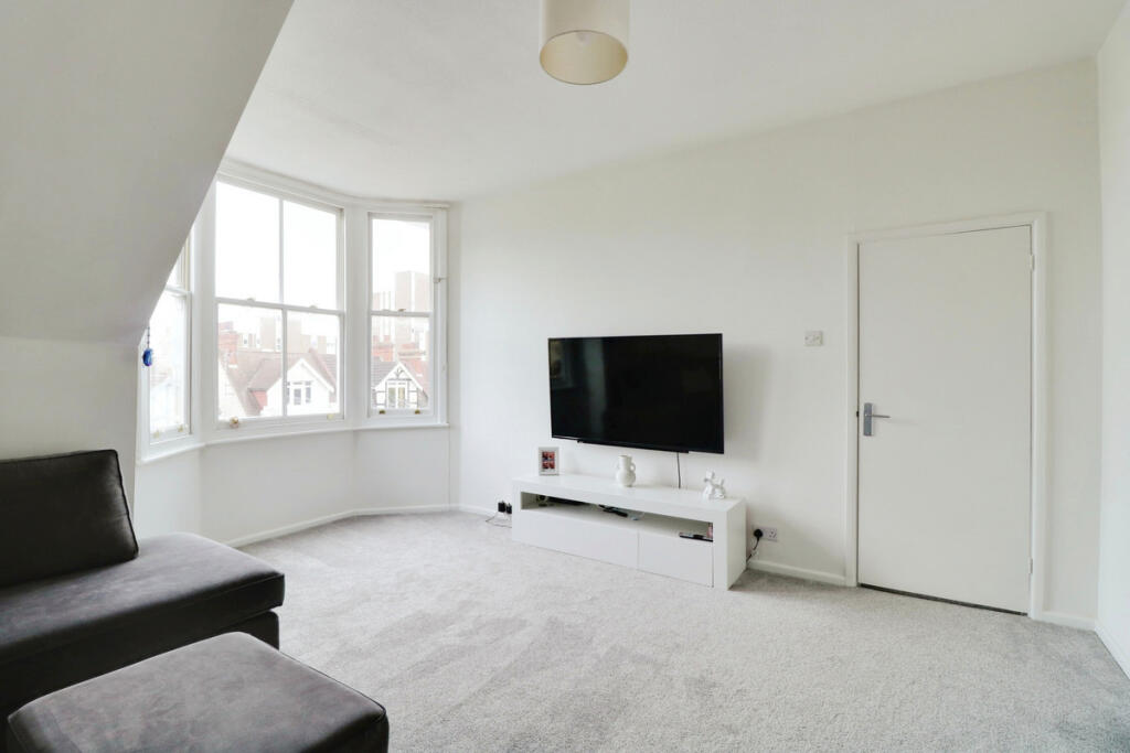 Apartment in Southend-on-Sea - More