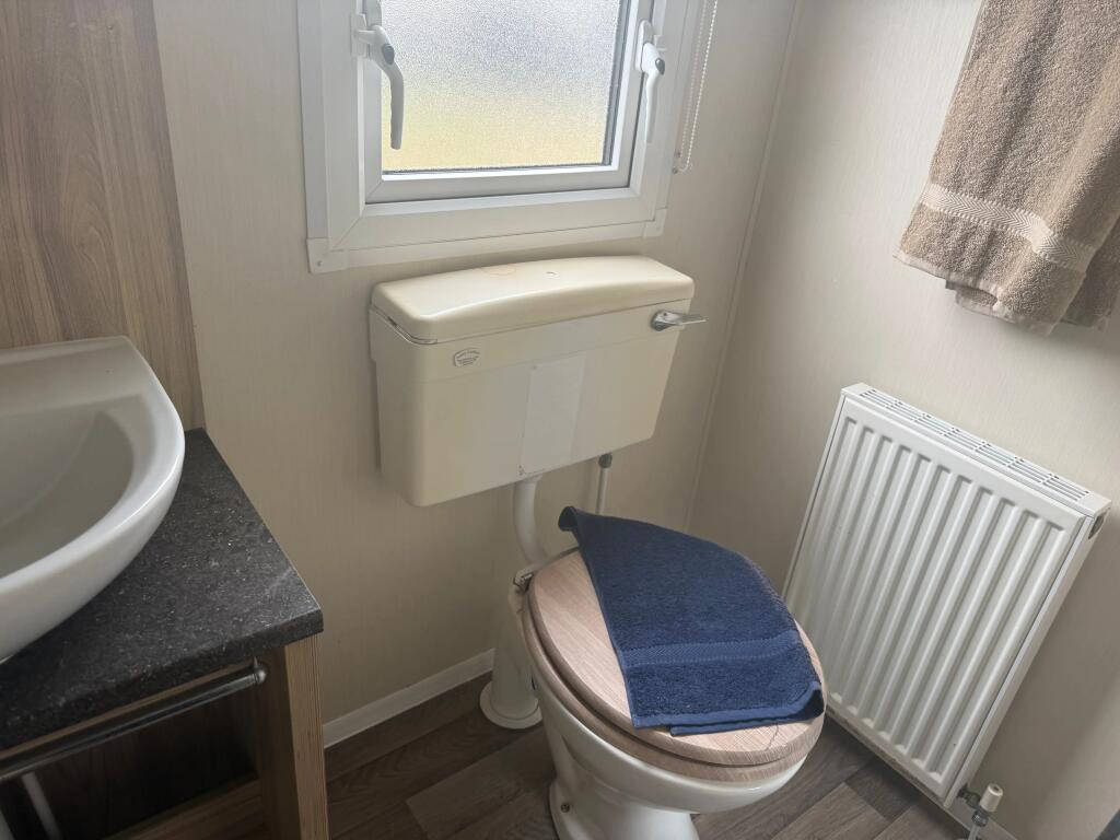 2016 Willerby Etchingham, Felixstowe Beach Holiday Park, Walton Avenue, Felixstowe, Suffolk, IP11 2HA - More