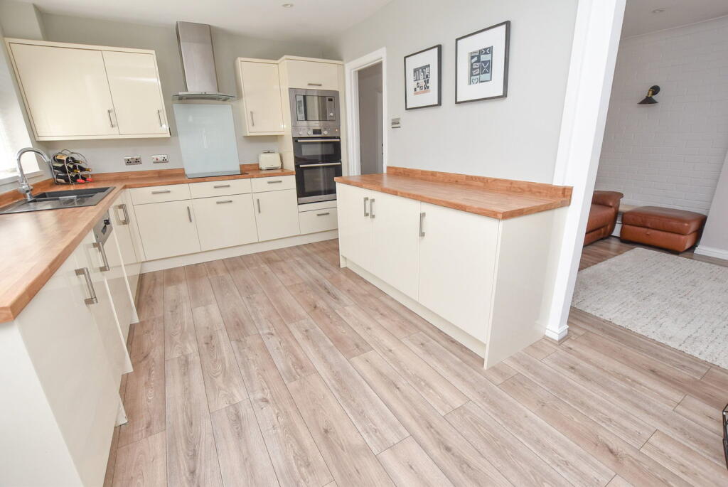 Mill Hill Road, Irby, Wirral, CH61 4XF photo 4