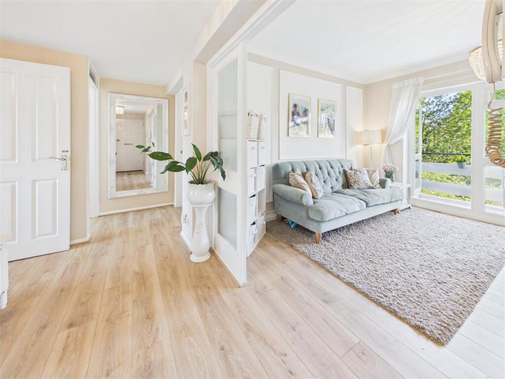 Apartment in Walton-on-Thames, Surrey - More