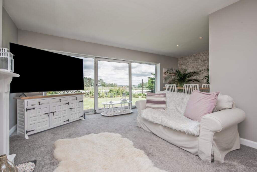 Greenacre Drive, Wyke, Bradford, BD12 photo 3