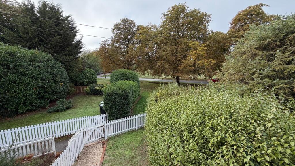 Bramley Road Sherfield-on-Loddon, Sherfield-on-Loddon, Hook, Hampshire, RG27 photo 2