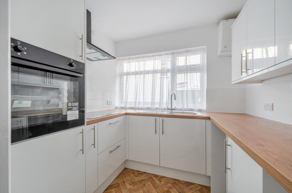 Apartment in Worthing, West Sussex - View 2