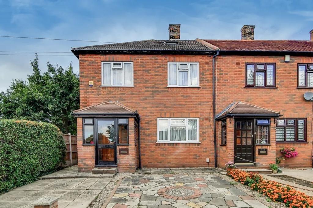 Main image of property: New North Road, Ilford, Essex, IG6