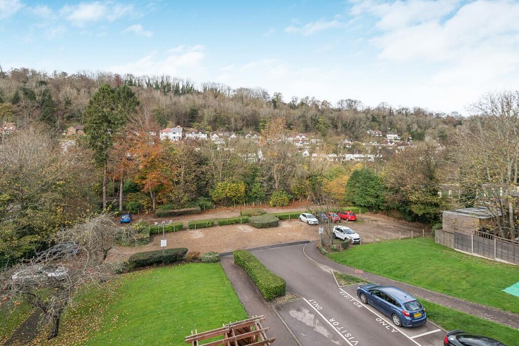 Apartment in Tandridge, Caterham Valley - View 2