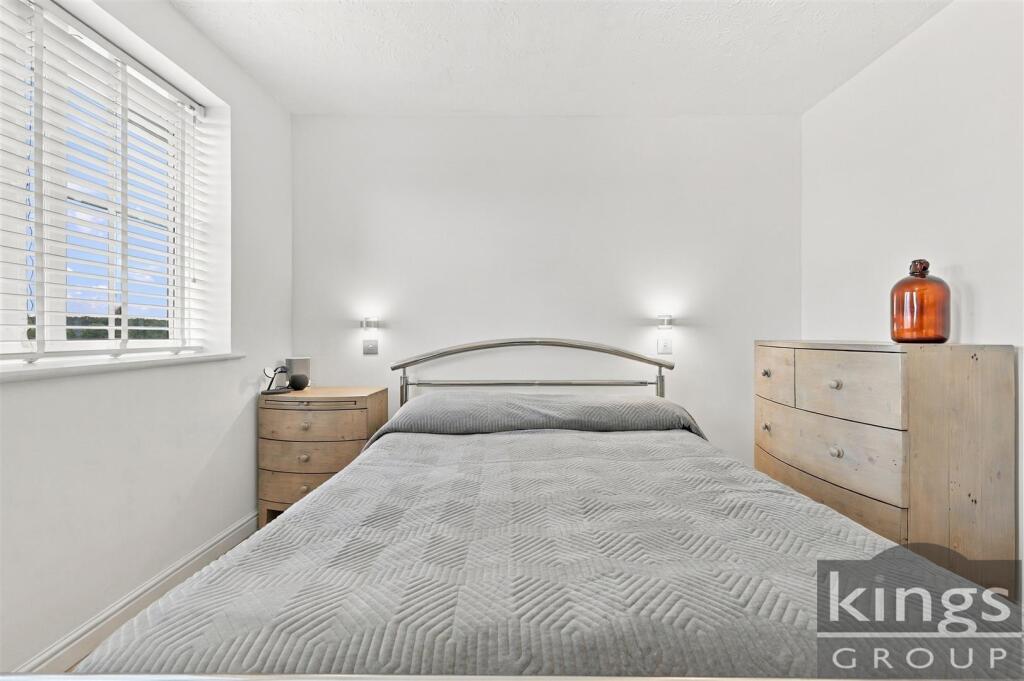 Apartment in Enfield, Enfield Island Village, London Borough of Enfield - More