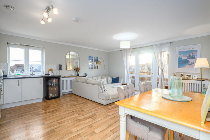 Apartment in Elmbridge, Hersham - View 4
