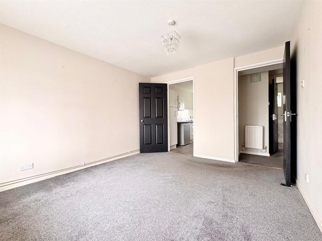 Apartment in Fareham, Hampshire - View 2
