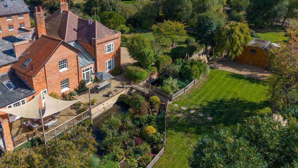 5-bed detached on Mill Lane, Reading, £1,300,000