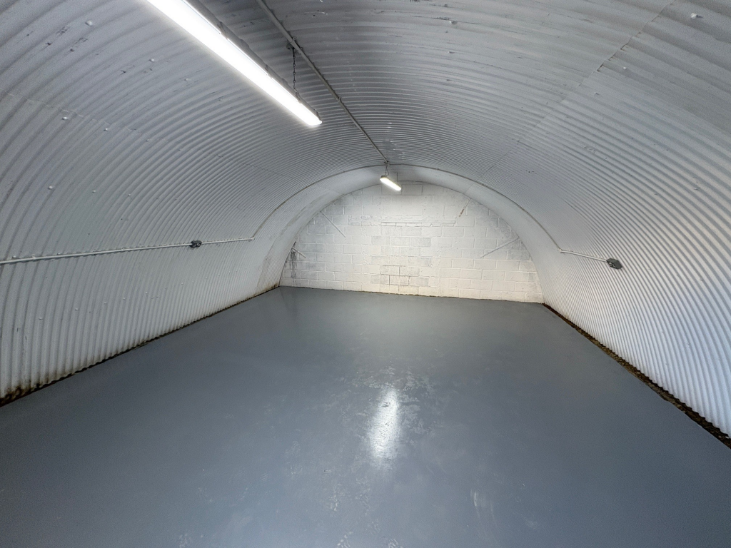 An empty arch with white lining