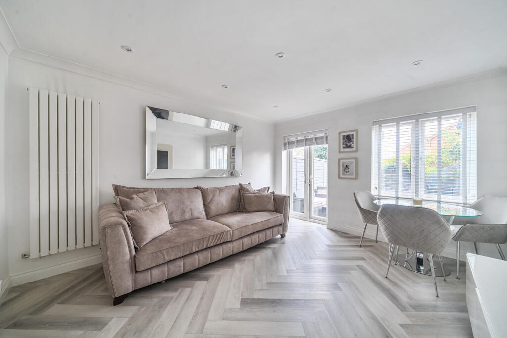 House in Sunbury-on-Thames, Sunbury Common, Kempton Park - View 3