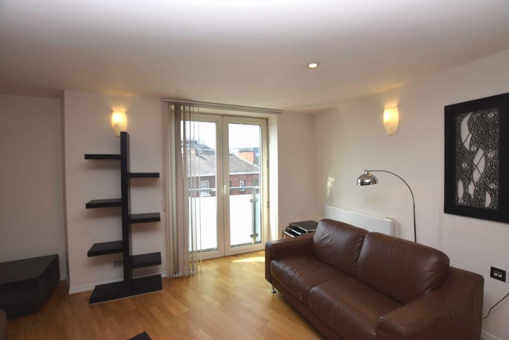 Apartment in Altrincham, Hale - More