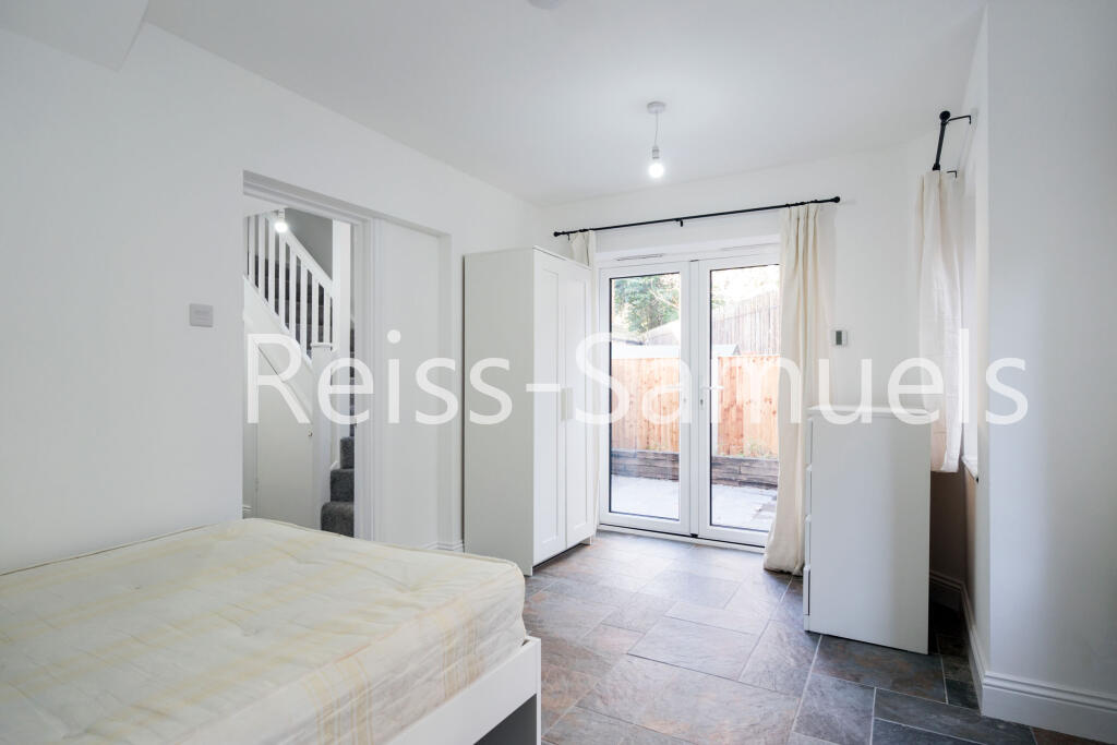 6 bedroom semi-detached house for rent