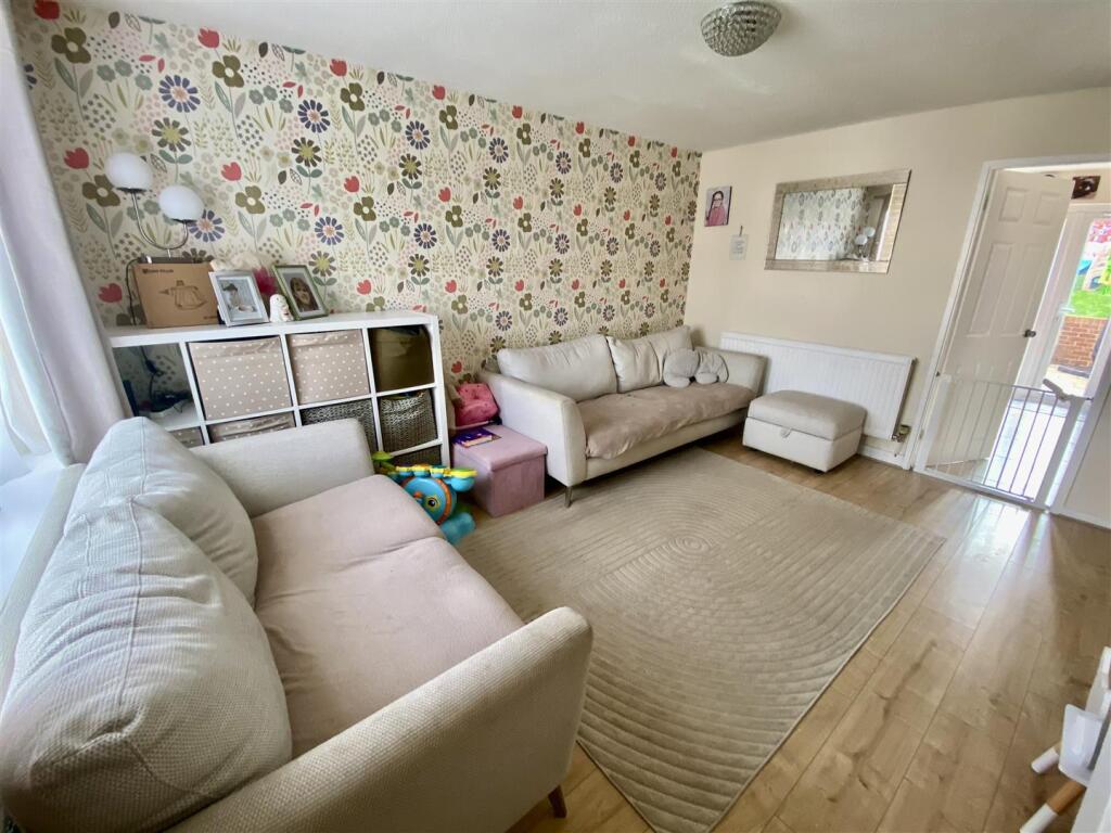 Icomb Close, Toothill, Swindon photo 4