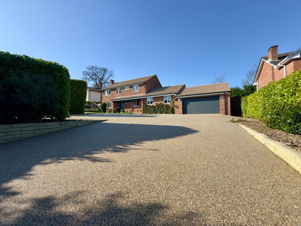 Main image of property: Grangelea Gardens, Bramcote, NG9