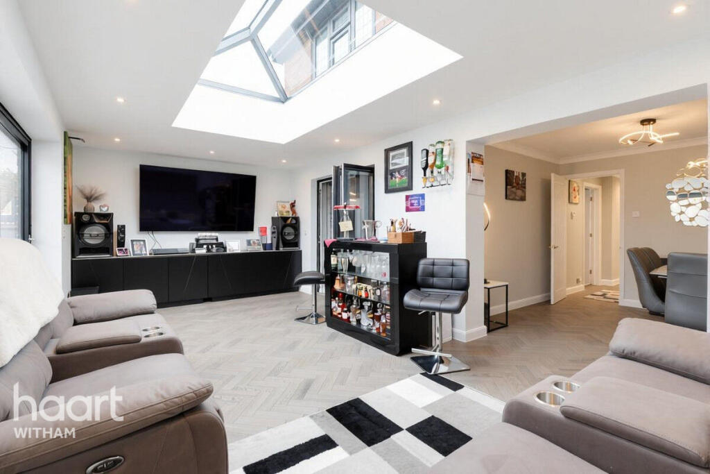 House in Maldon - More