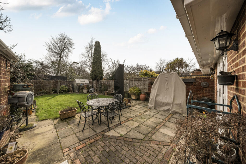 Coombelands Lane, Row Town, Addlestone, KT15 photo 3
