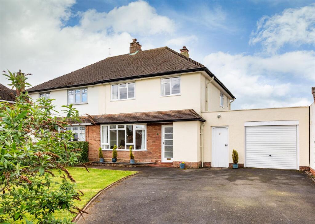 Main image of property: 27 Queens Gardens, Codsall, Wolverhampton, WV8 2EP