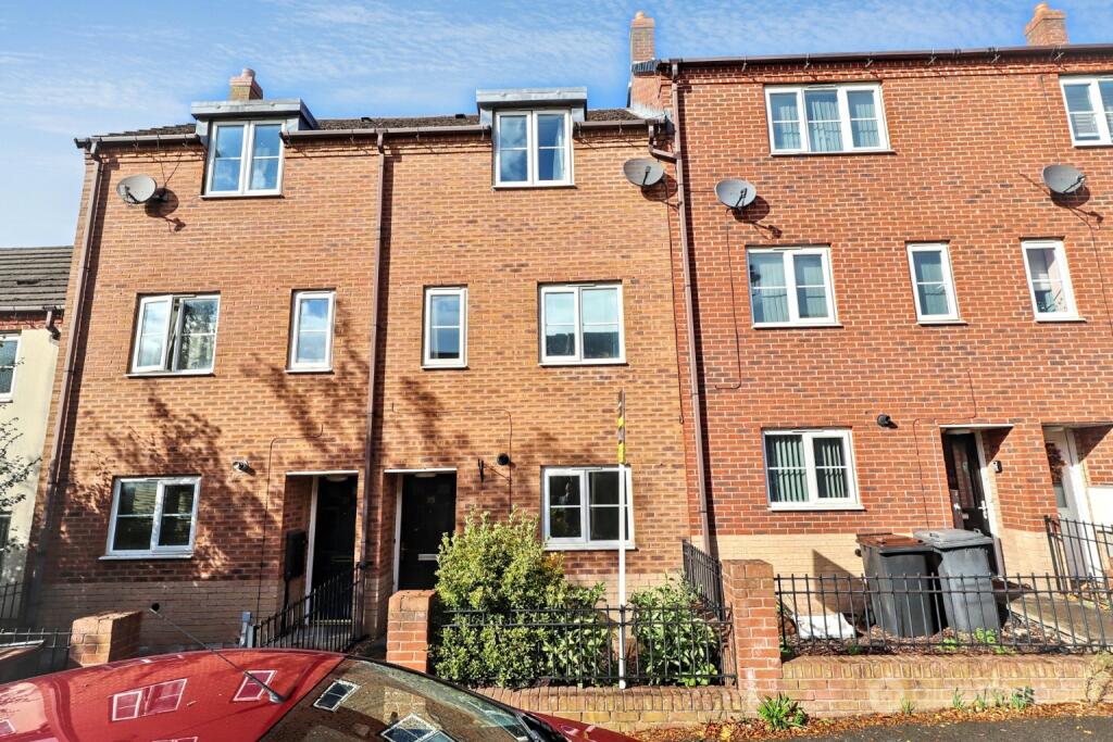 3-bed terraced on Spruce Road, Nuneaton, CV10 0LN, £155,000