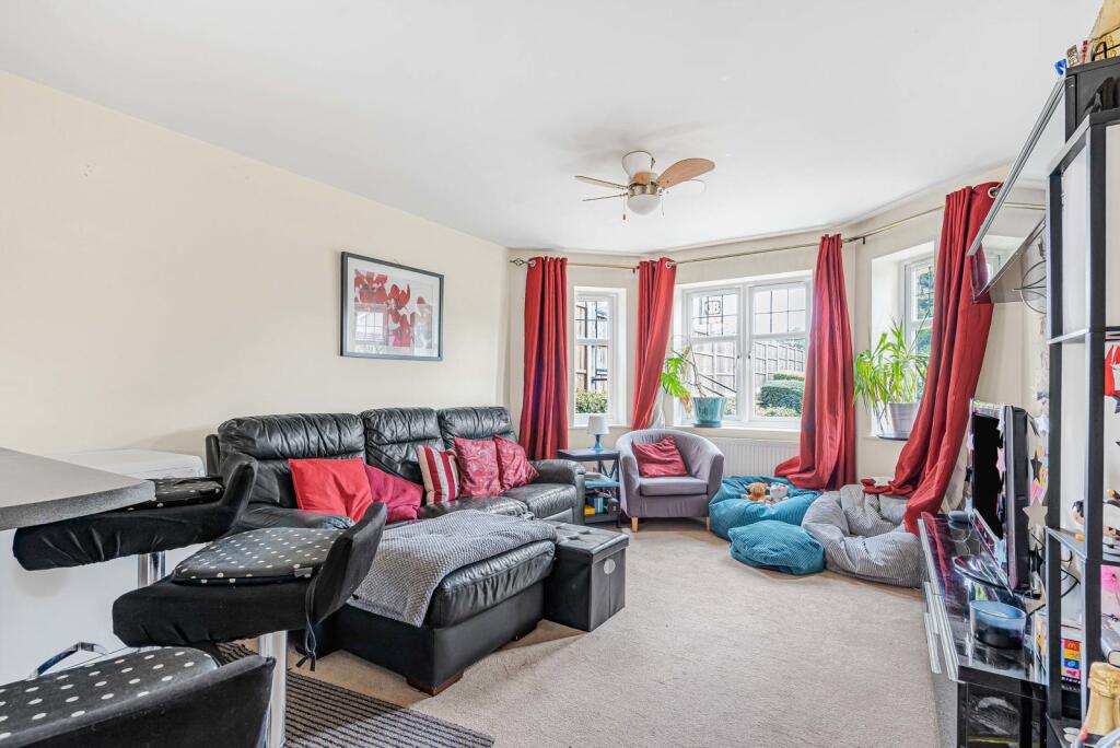 Apartment in Runnymede, Egham Hythe - View 2