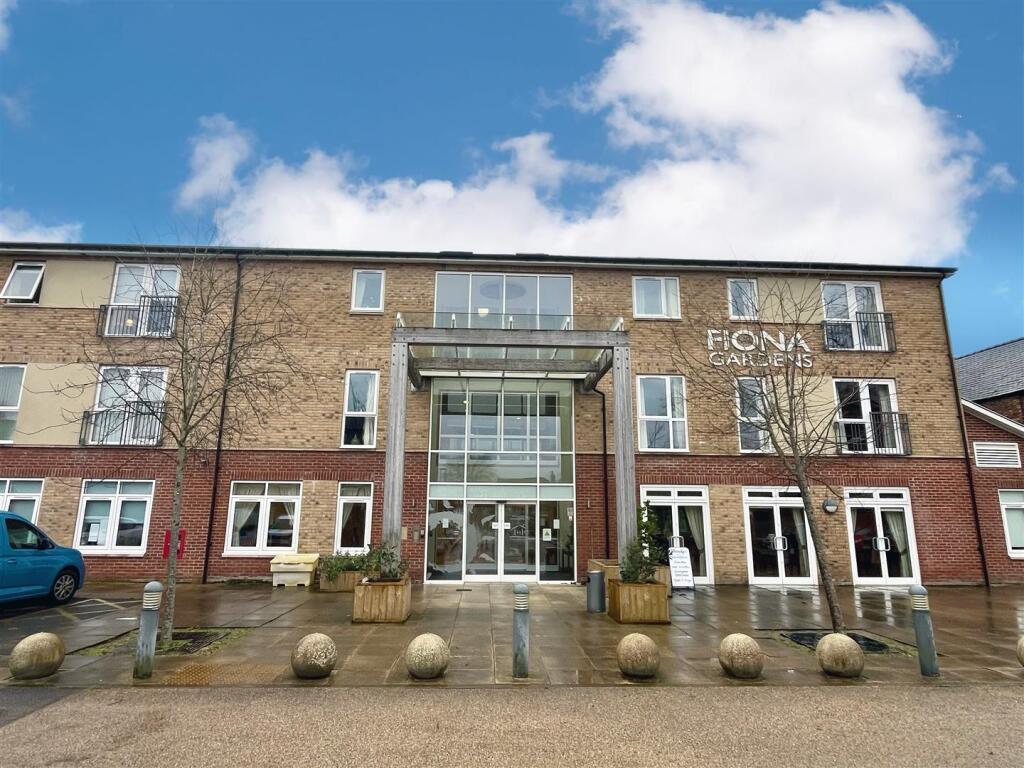 2-bed flat on Fiona Gardens, Atkinson Road, Sale, £230,000