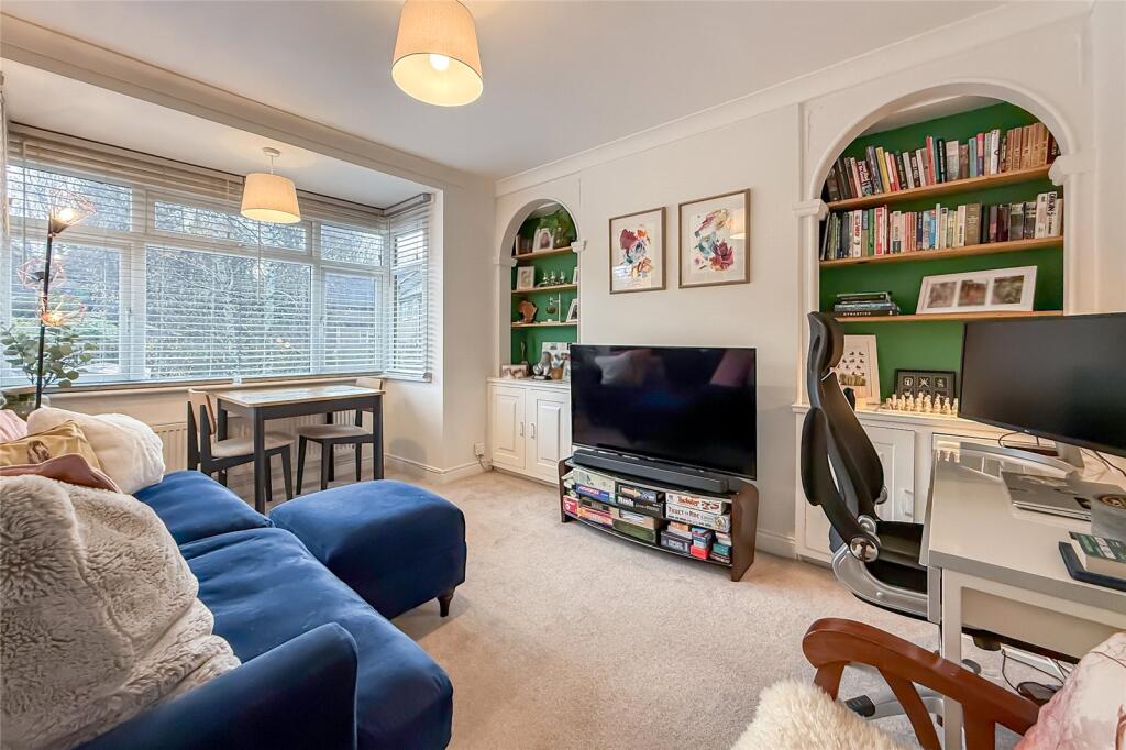 2-bed flat on Colindale Avenue, St. Albans, Hertfordshire, AL1, £330,000