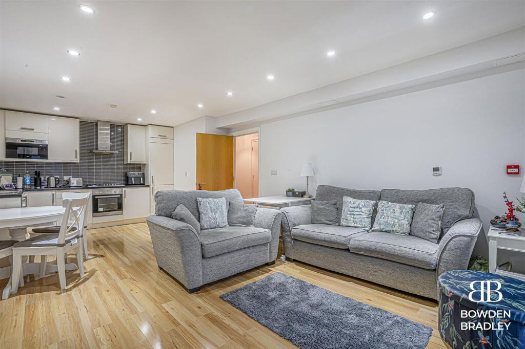 Apartment in London, Hainault - View 4