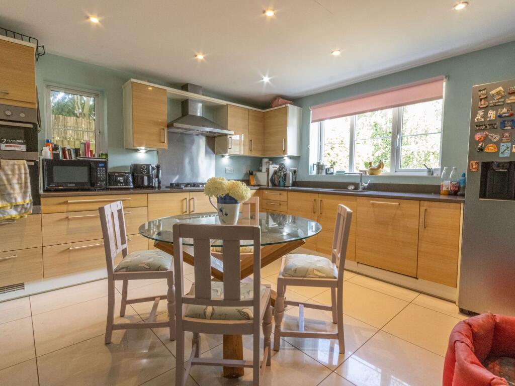 Walnut Grove, Hartley Wintney, RG27 photo 3