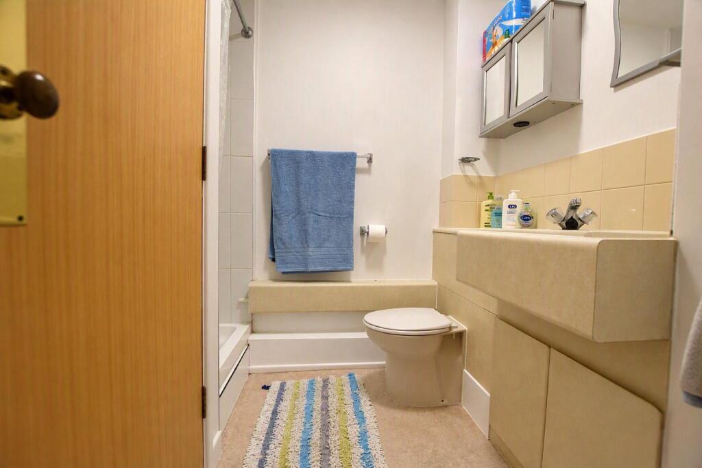 Apartment in East Hampshire, Alton - More