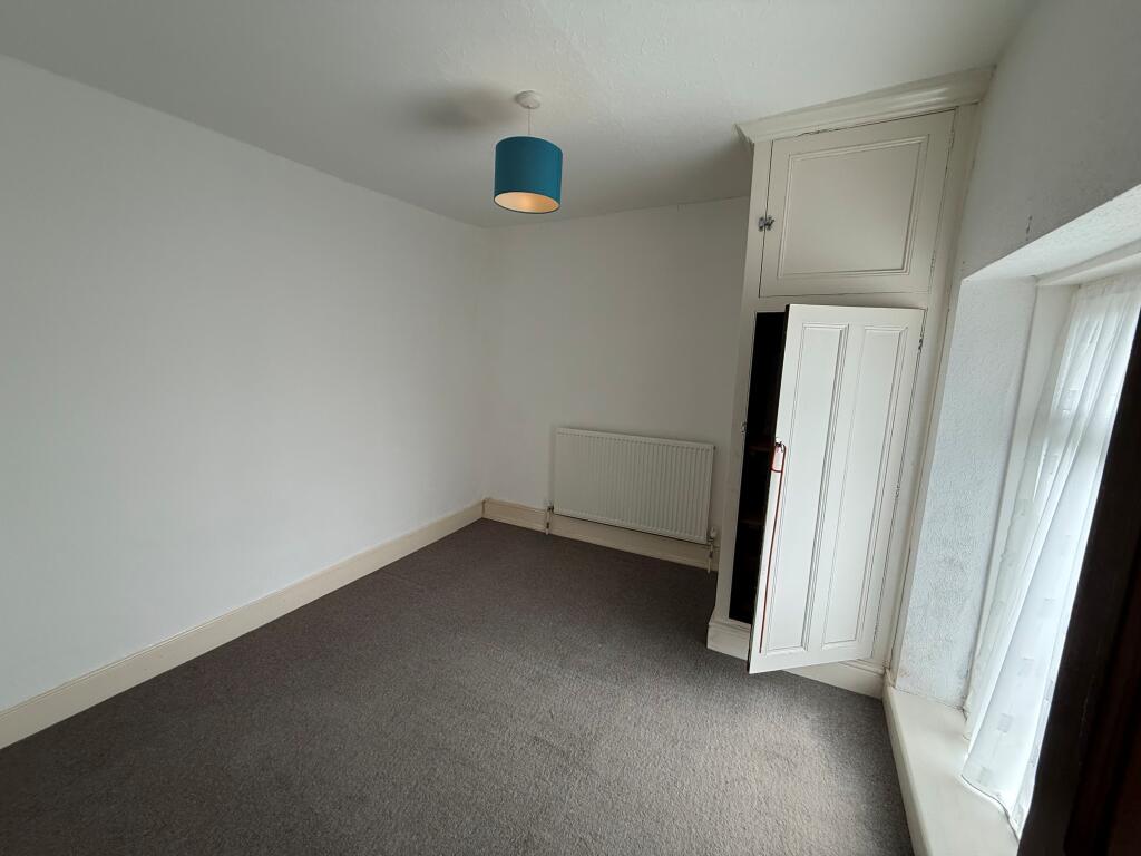 House in Gwauncaegurwen, Neath Port Talbot - More