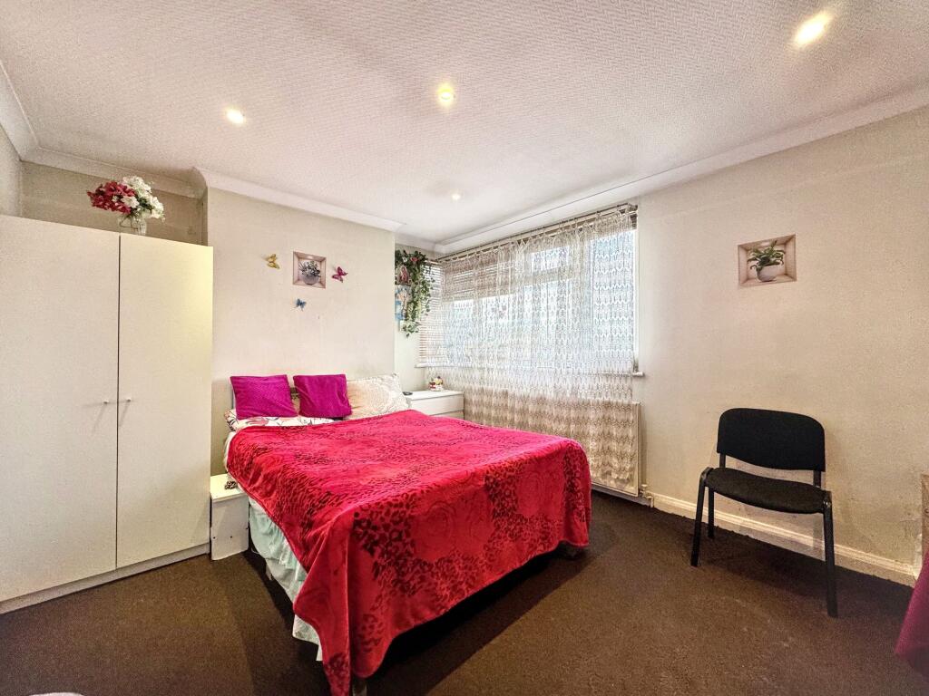 Stonegrove, Edgware, HA8 - View 5