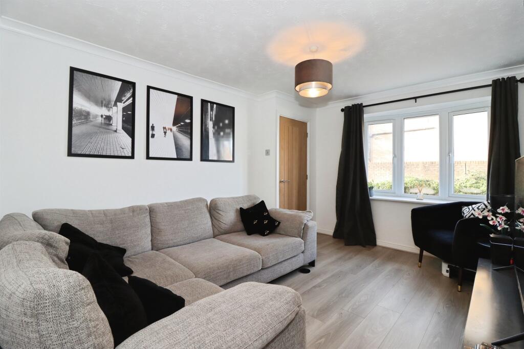 Longs Drive, Yate, Bristol photo 2