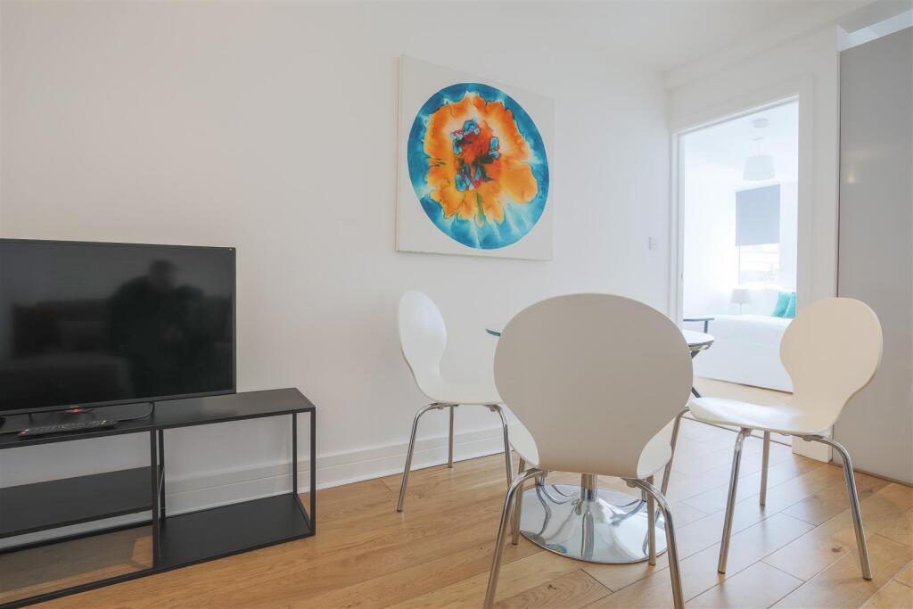 Apartment in Windsor, Clewer Green - More