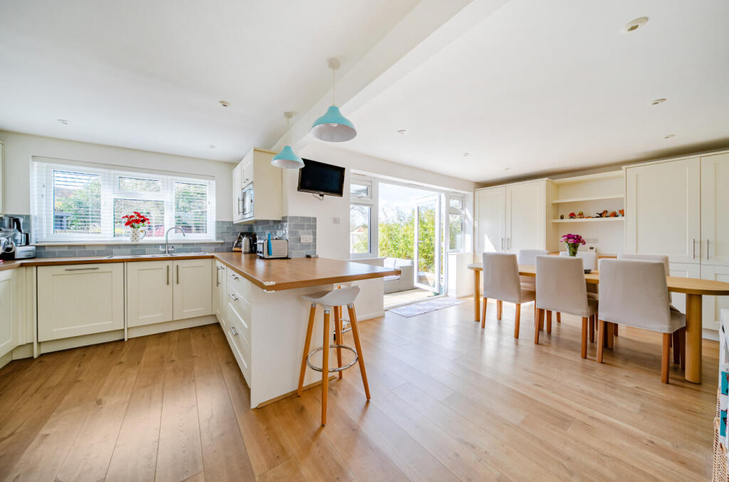 Frimley Grove Gardens, Frimley, Camberley, Surrey, GU16 photo 2