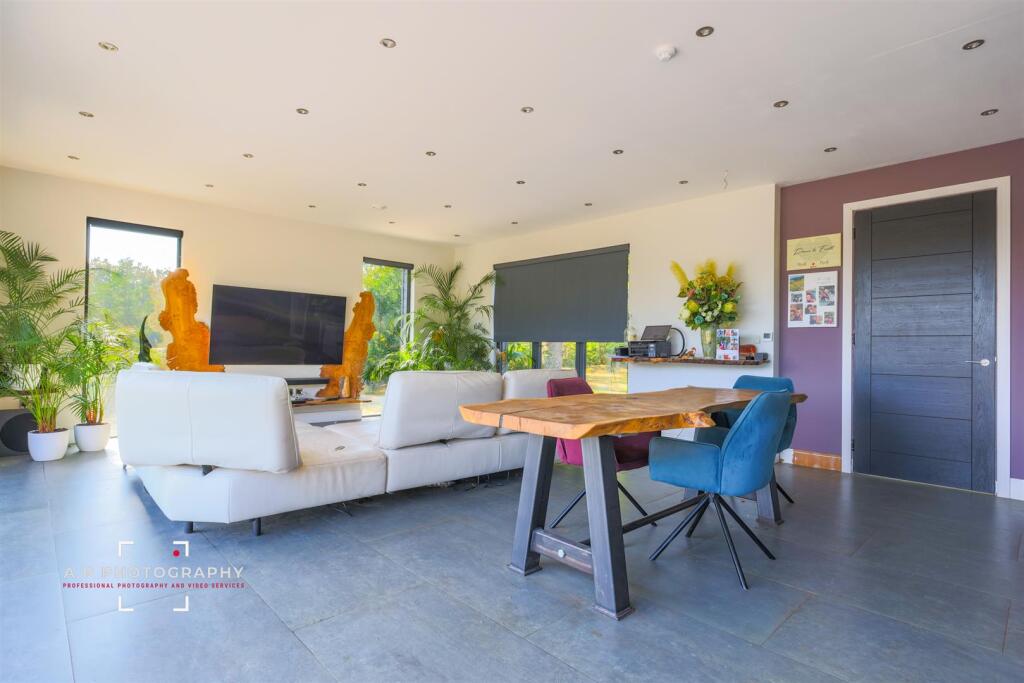 House in Stoke-on-Trent - More