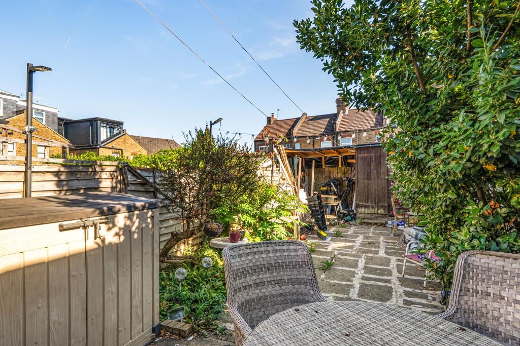 House in London, Southbury - View 2