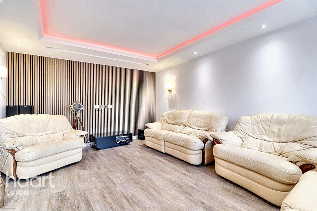 House in Luton, Round Green - View 3