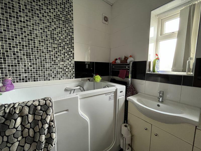 House in Leeds, Farsley - View 5
