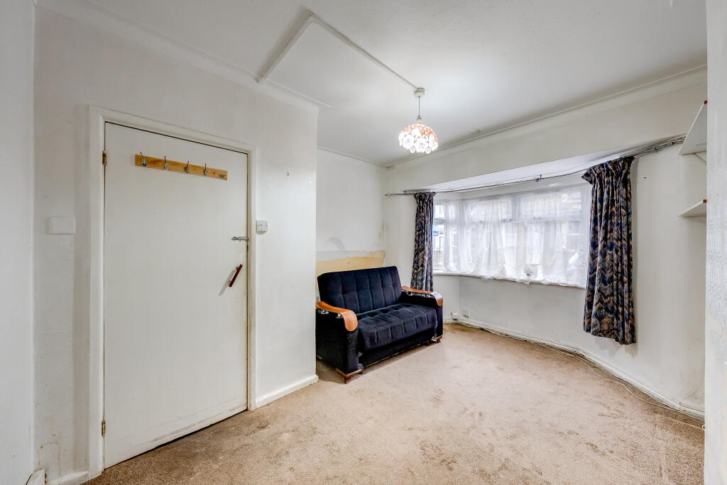 Goldsmith Avenue, London, E12 photo 2