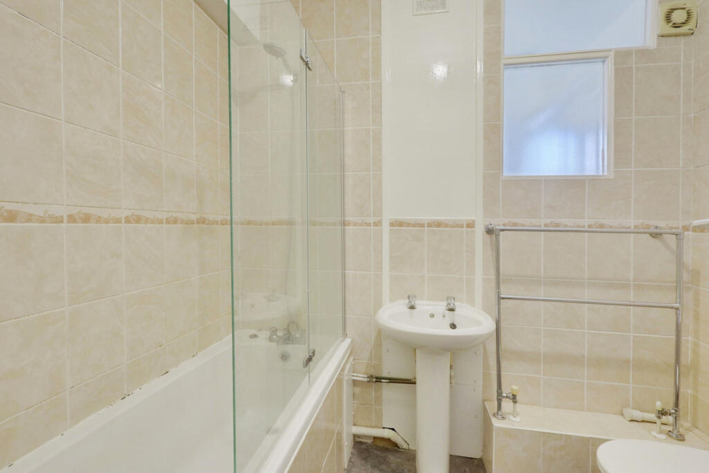 Apartment in Southend-on-Sea - More