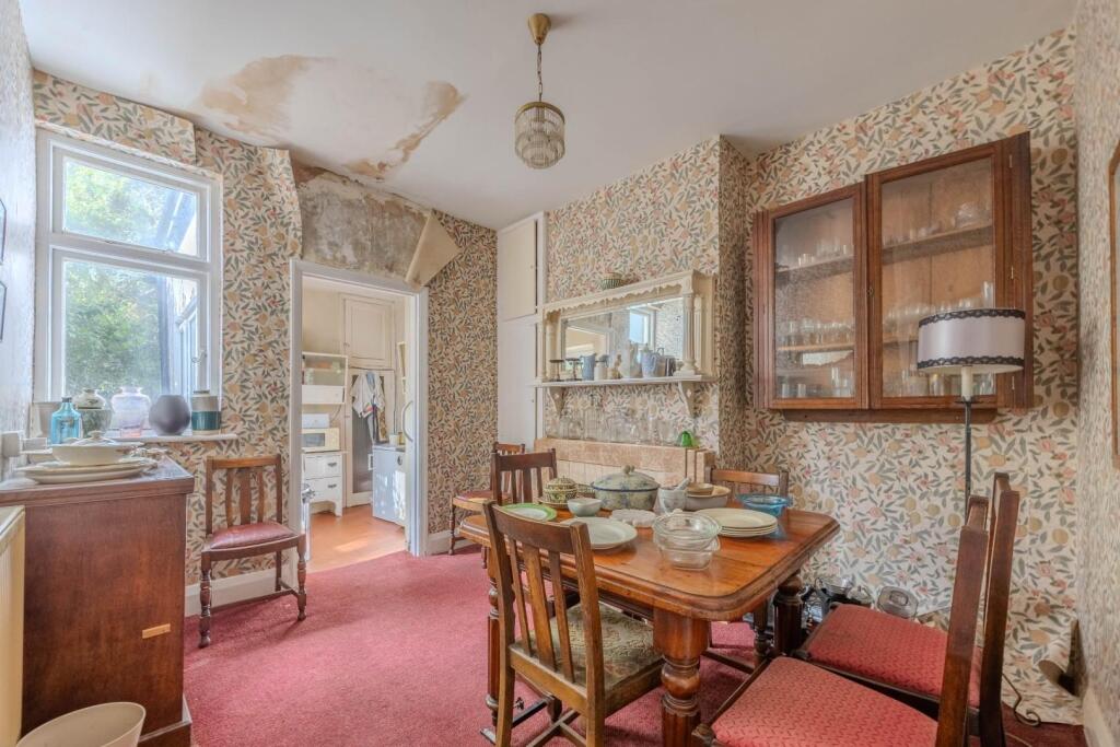 House in Southend-on-Sea - More
