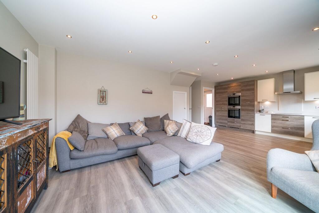 Mallard Crescent, Caddington, LU1 photo 3
