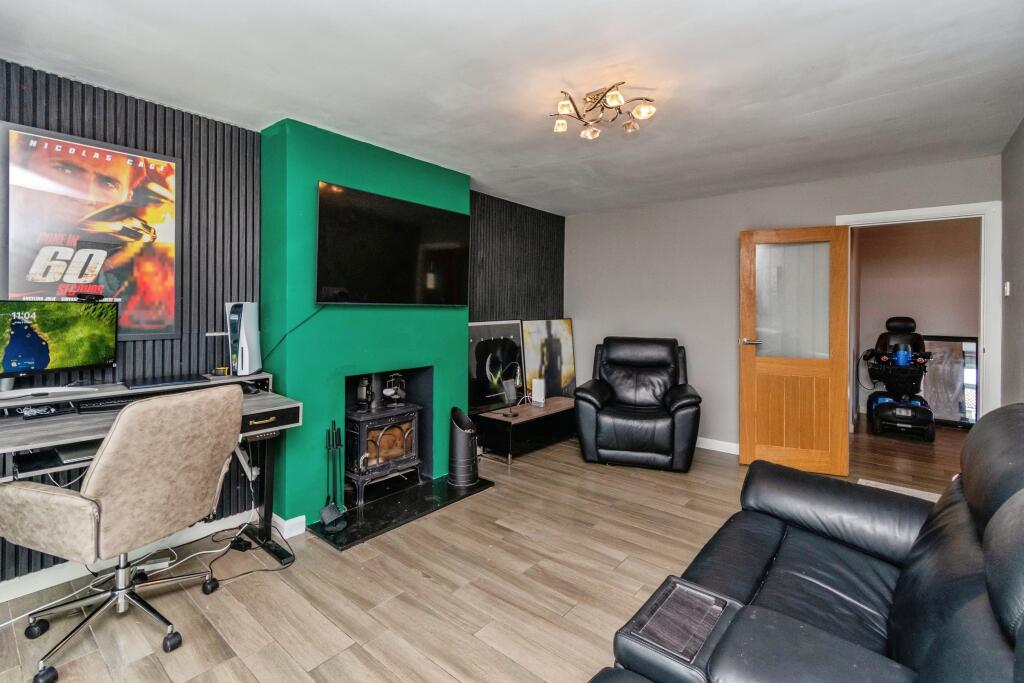 House in Lichfield, Burntwood - View 5