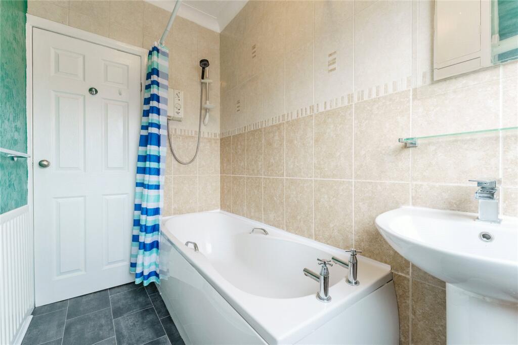 House in Wakefield, Micklefields, Glasshoughton - More