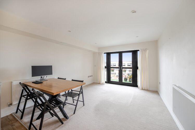 Apartment in Welwyn Hatfield, Hertfordshire - View 2